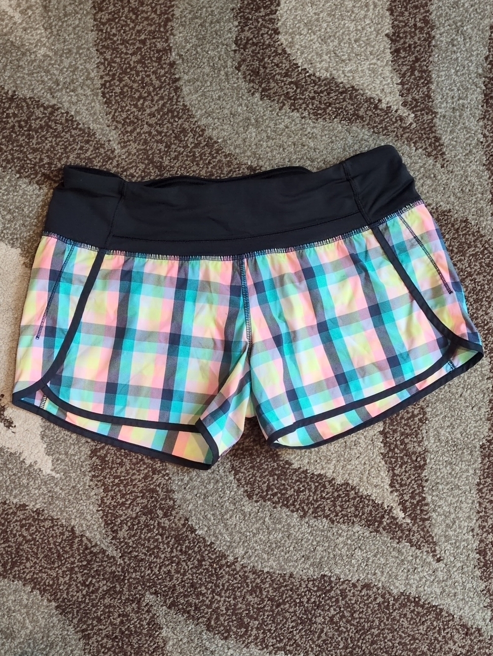 🩷🩵💛 lululemon athletica Pastel Plaid Athletic Shorts Women's size 6 🩷🩵💛